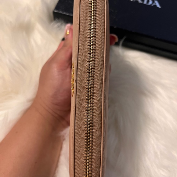 COPY - Prada - Picture 4 of 8